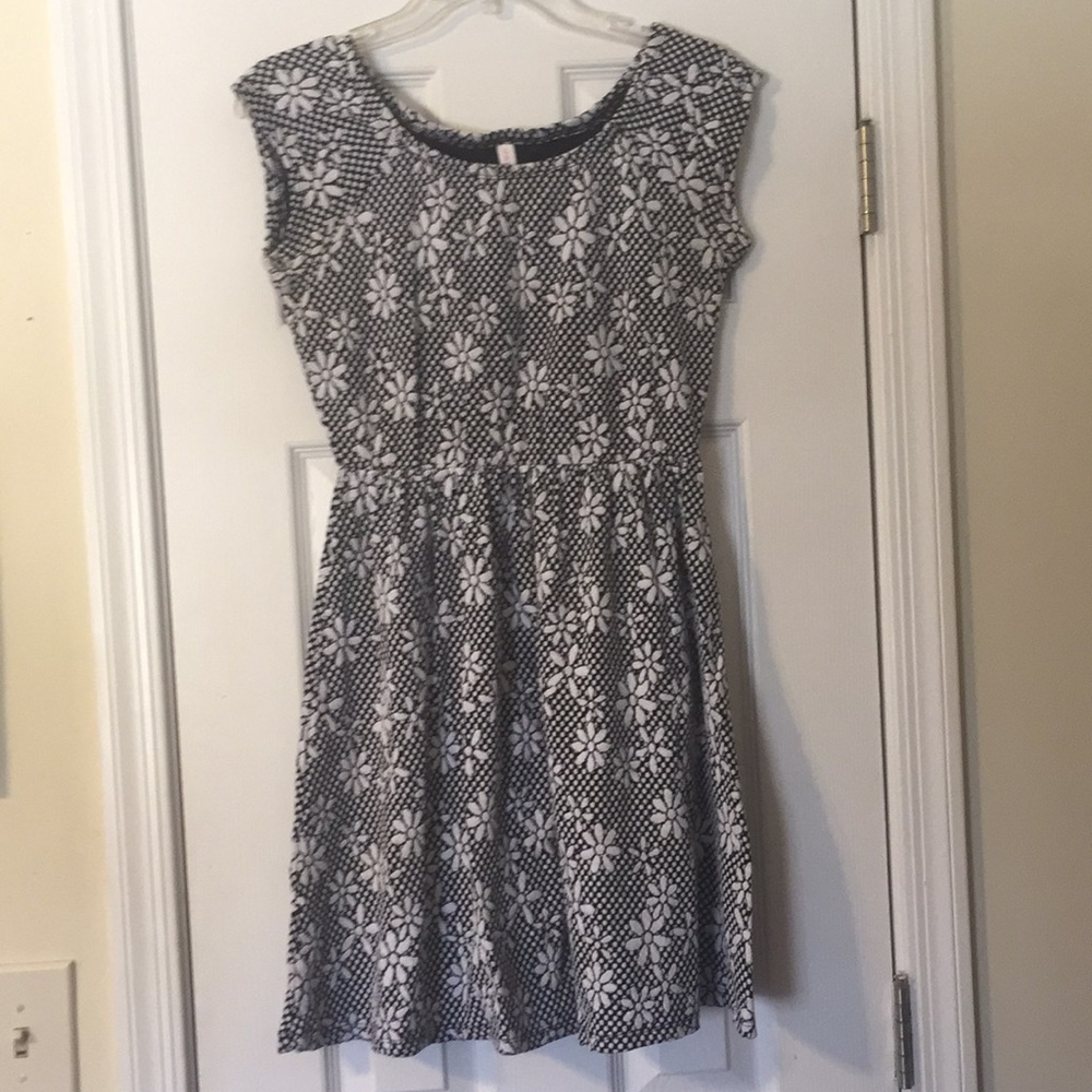 black and white flower dress